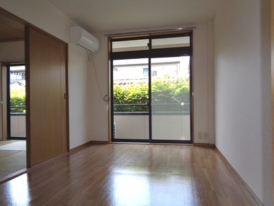 居室・リビング　６帖洋室にはエアコン付き