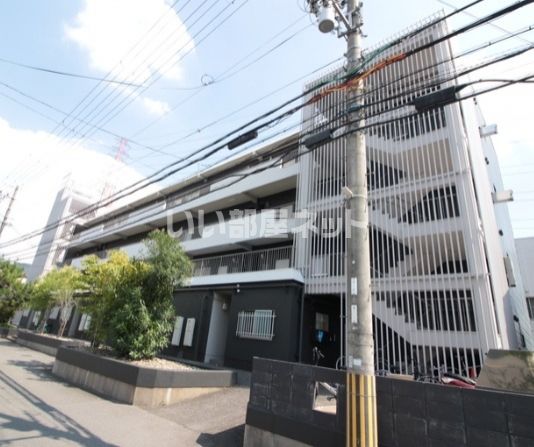 四條畷市江瀬美町のマンションの建物外観