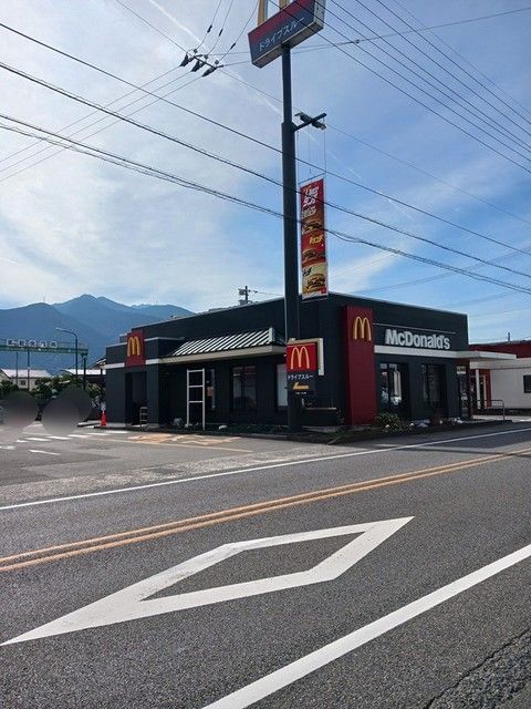 飲食店　マクドナルド新居浜11号店（飲食店）まで876m