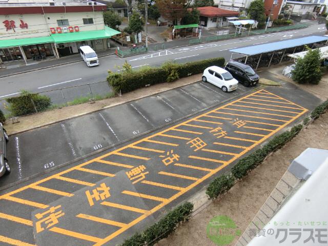 【茨木市新郡山のマンションの駐車場】