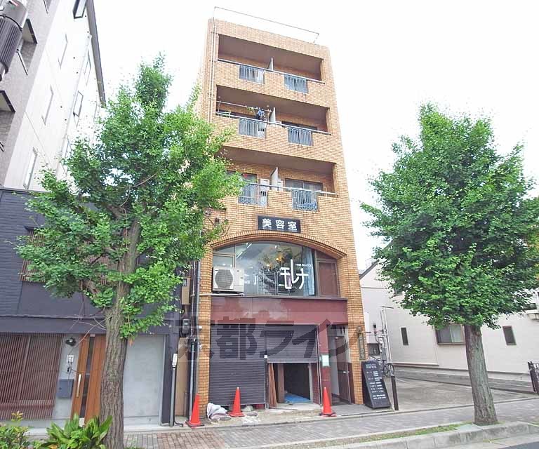 京都市左京区東丸太町のマンションの建物外観