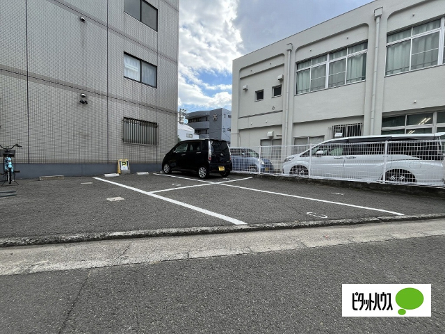 【和歌山市伝法橋南ノ丁のマンションの駐車場】