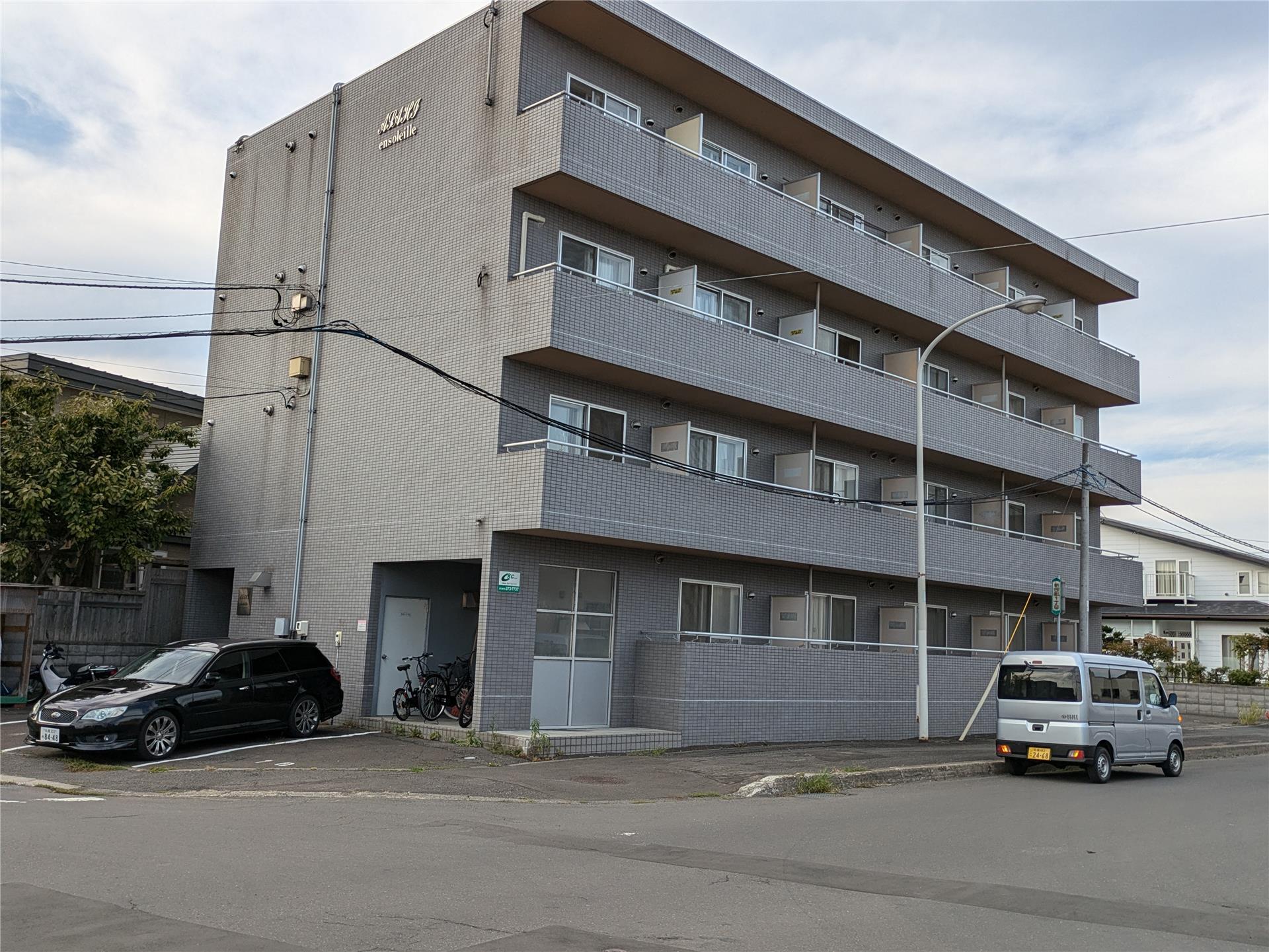 北広島市朝日町のマンションの建物外観