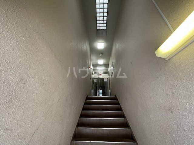 【横浜市西区霞ケ丘のマンションのロビー】