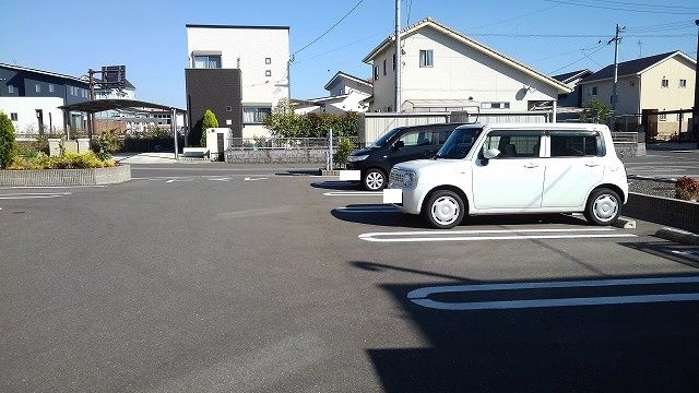 【フェリーチェIIの駐車場】