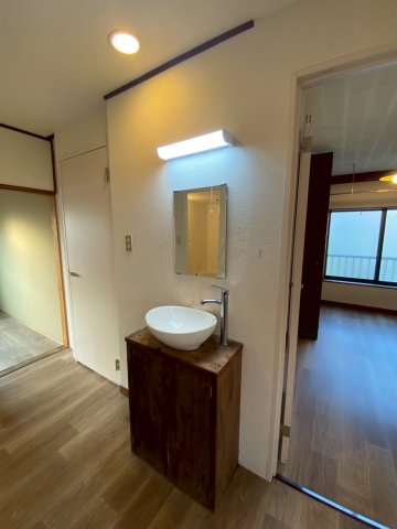 洗面設備　ゆったりとスペースのある洗面所