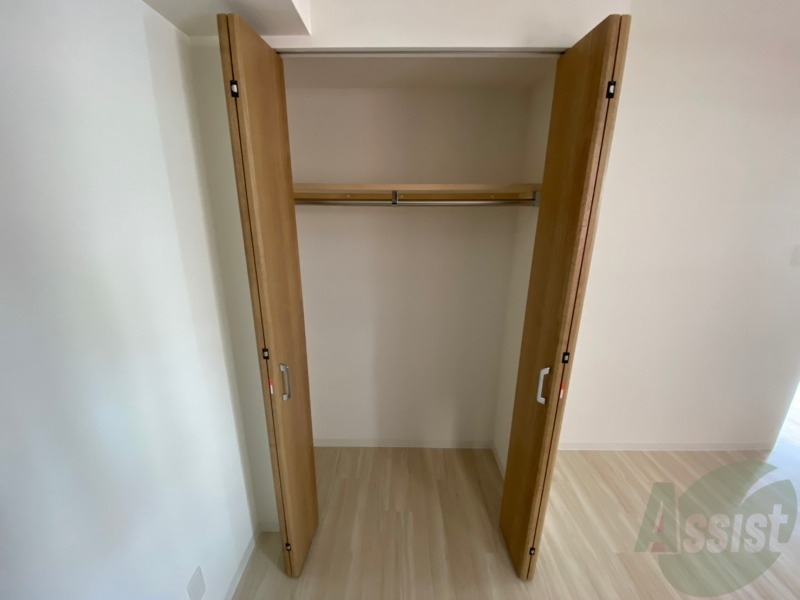 収納　こちらの収納にはハンガーをかけて服もしまえますね。