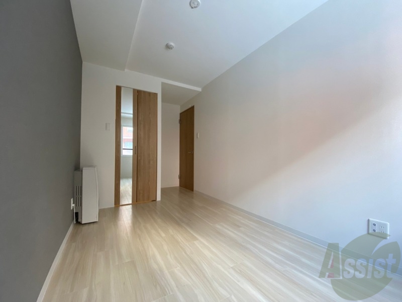 その他部屋・スペース　寝室はこちらです。光が差し込む、温かみのあるお部屋です。