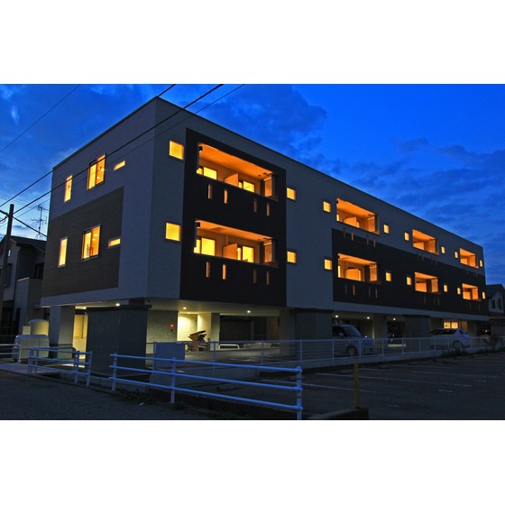 建物外観　夜間の様子