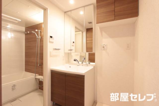 洗面設備　洗面スペースにも収納があります