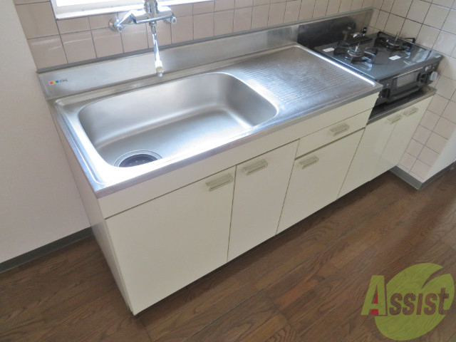 キッチン　一人暮らしには十分な大きさのキッチンですね。