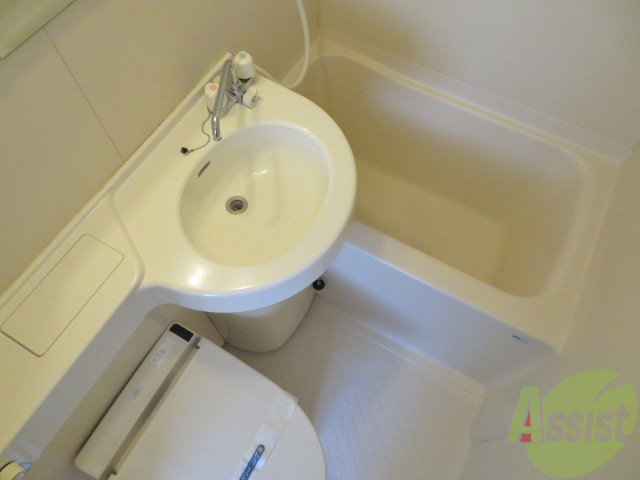 バス・シャワールーム　洗面台、お手洗い付きのユニットバスになります。