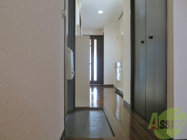 玄関　玄関からも陽の光が見えて、気持ちが良いですね。