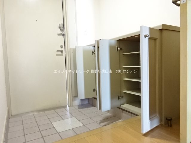 玄関　※写真は別部屋のものです。（参考）