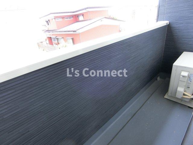 バルコニー　２階のお部屋で晴れた日には洗濯物もたくさん干せます。