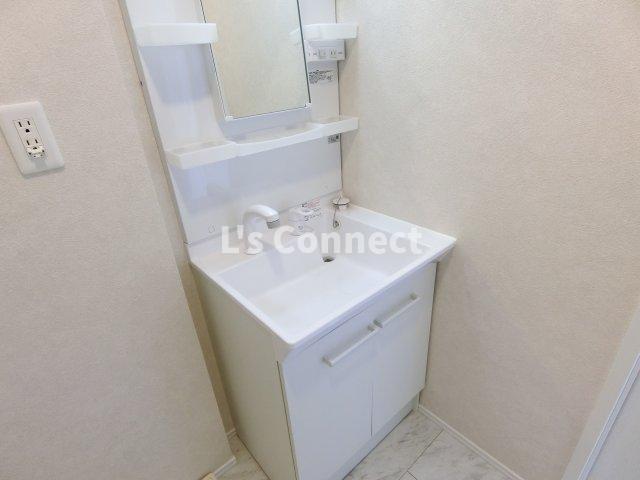 洗面設備　朝の支度もスムーズな独立洗面台。