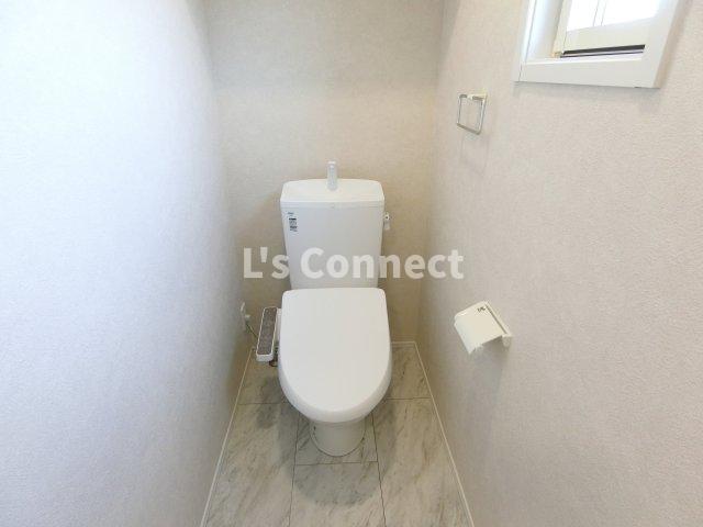 トイレ　温水洗浄便座付きのトイレ。