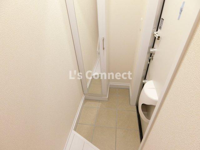 玄関　背の高い下駄箱には鏡付きで身だしなみチェック。