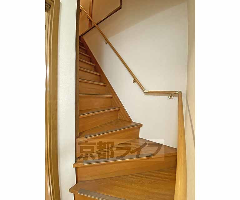 その他部屋・スペース　階段に手すりあります。