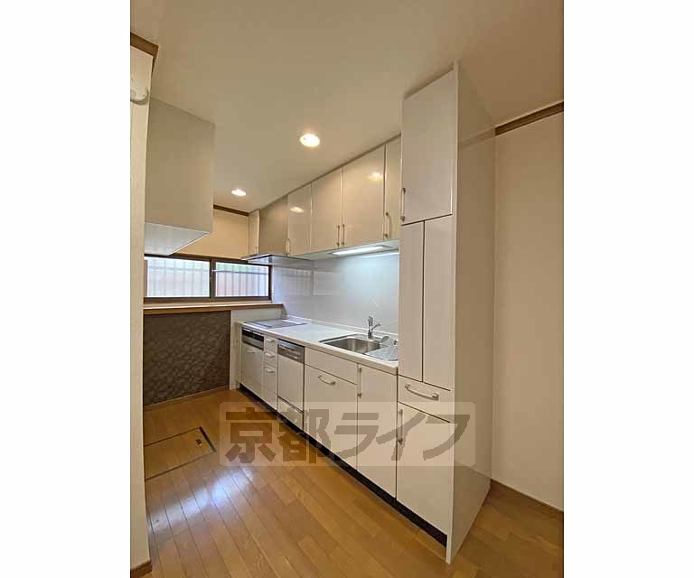 キッチン　収納たっぷりのＩＨコンロでお掃除楽なシステムキッチンです。