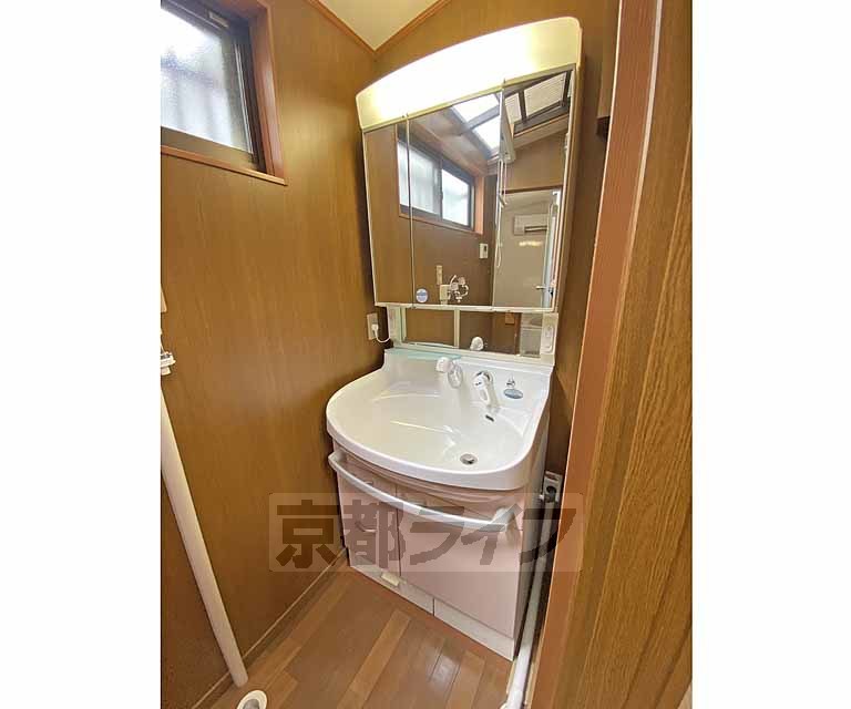 洗面設備　３面鏡のシャワー洗面台です。