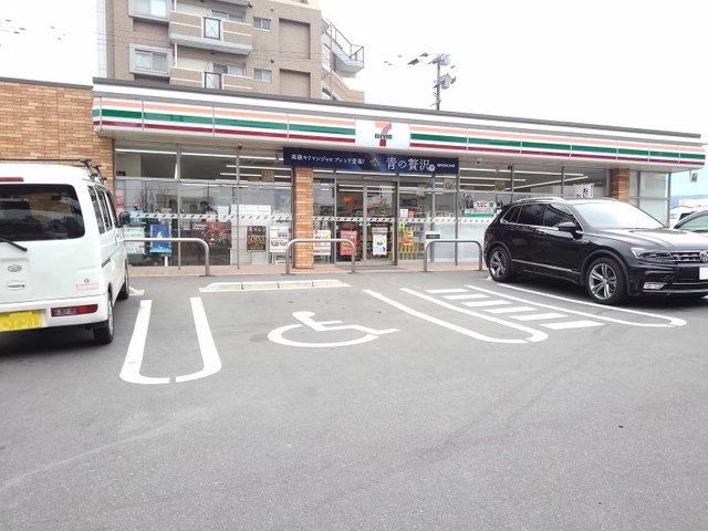 コンビニ　セブンイレブン福岡的場2丁目店（コンビニ）まで400m