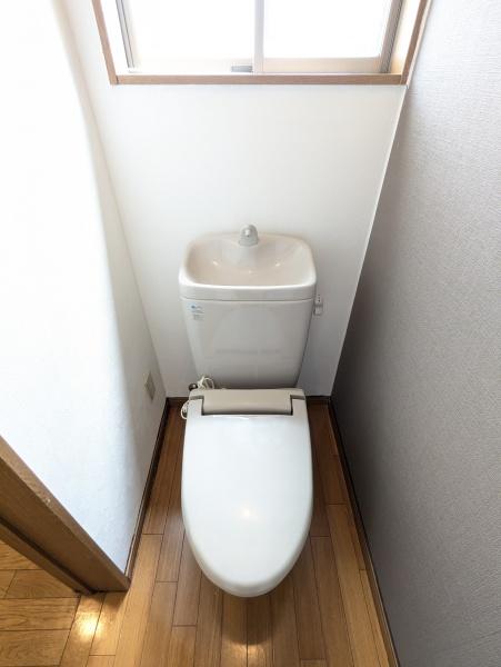 トイレ　暖房便座付きです☆