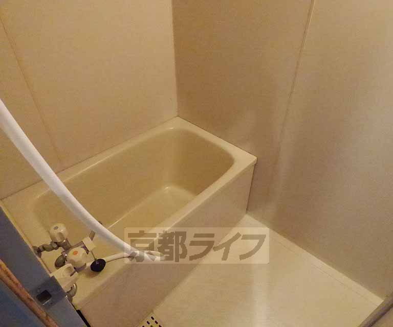 バス・シャワールーム　清潔感のあるバスルームです。