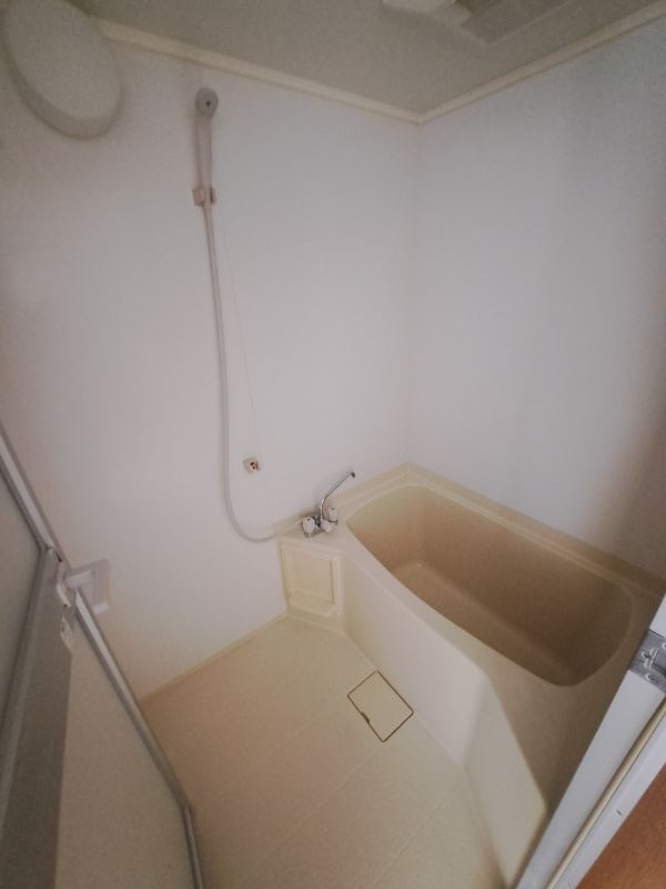 バス・シャワールーム　異なる号室の室内写真