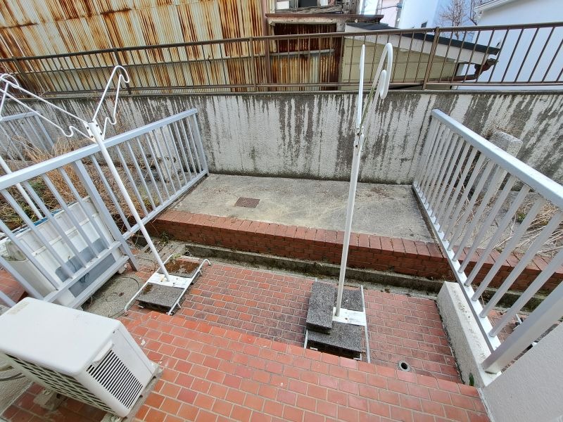 バルコニー　異なる号室の室内写真