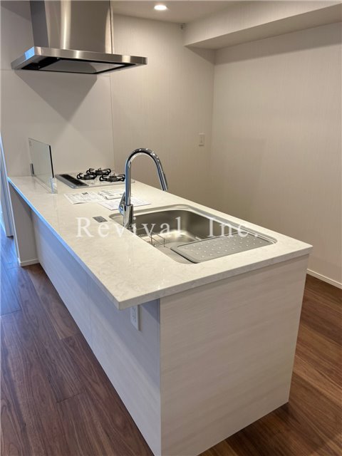 キッチン　リビングを望む対面キッチンでございます