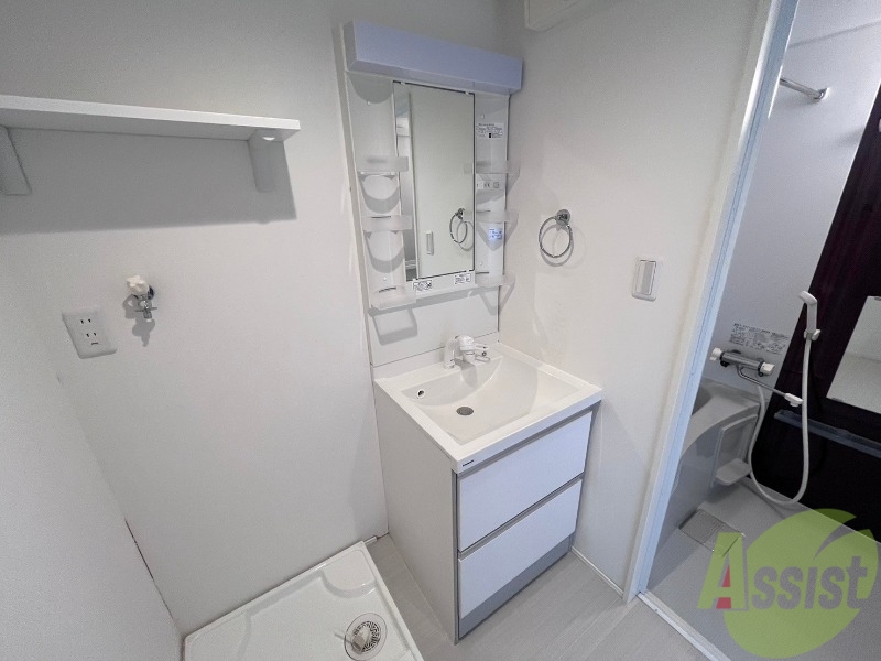 洗面設備　洗面化粧台も独立しており、洗面台の棚も利便性がありますね。