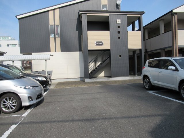 駐車場　駐車場があるので、車を買う予定の方も安心です