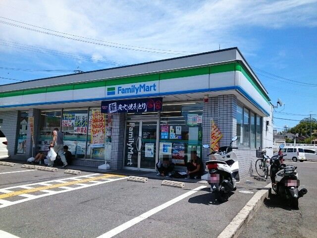 コンビニ　ファミリーマート様（コンビニ）まで220m