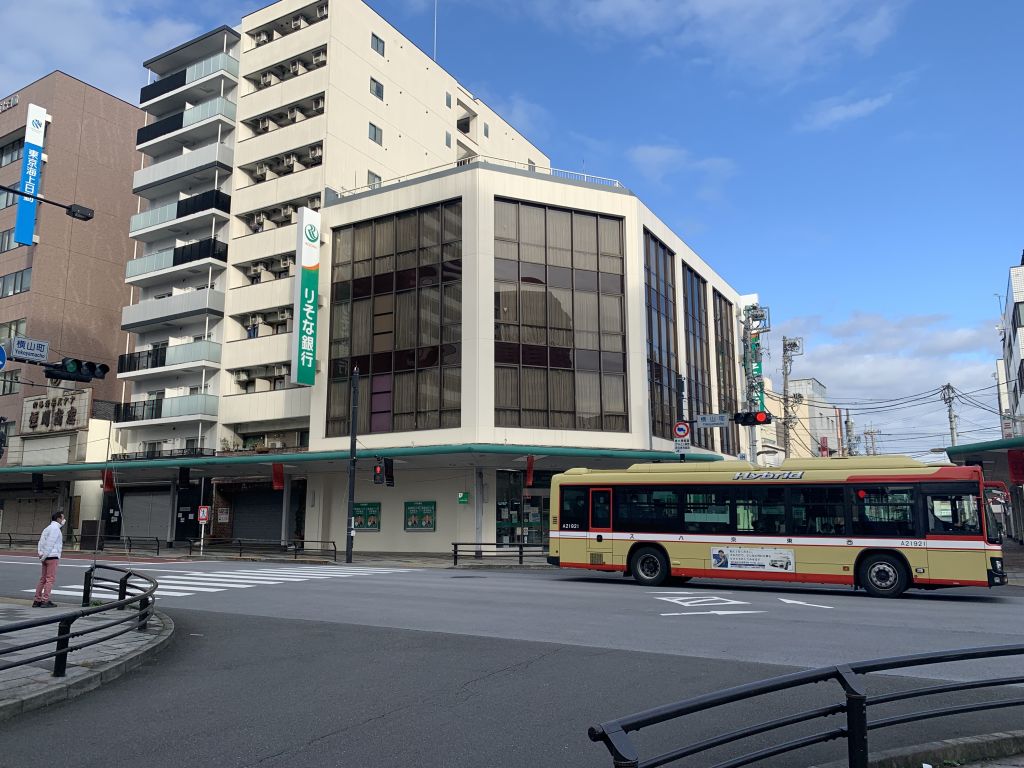 銀行　りそな銀行 八王子支店（銀行）まで394m