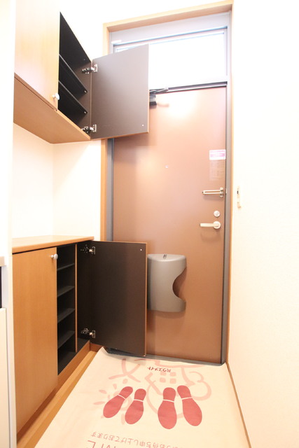 玄関　下足箱と玄関