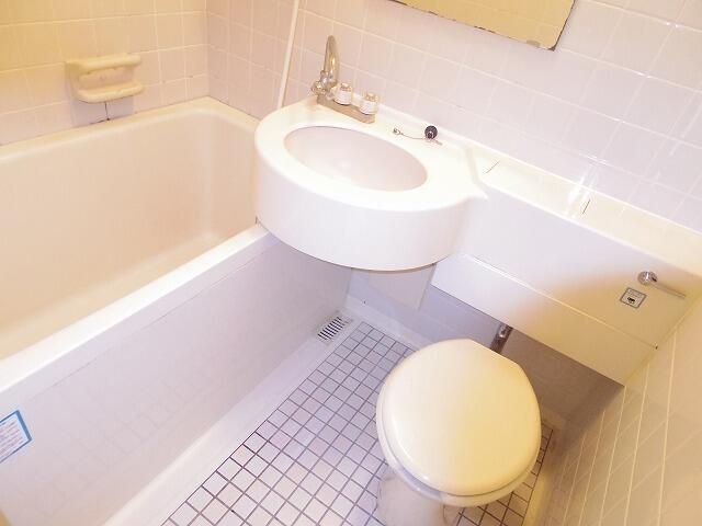 バス・シャワールーム　コンパクトで使いやすいお風呂です