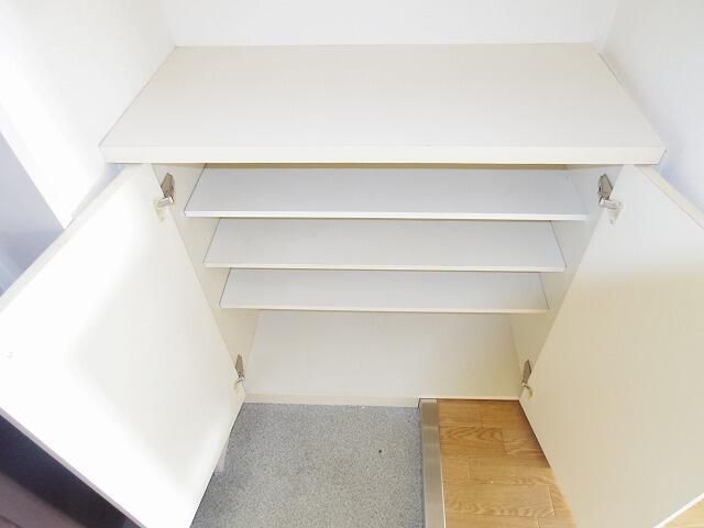 収納　玄関収納スペース