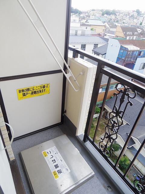 バルコニー　暖かな日差しのふりそそぐバルコニー