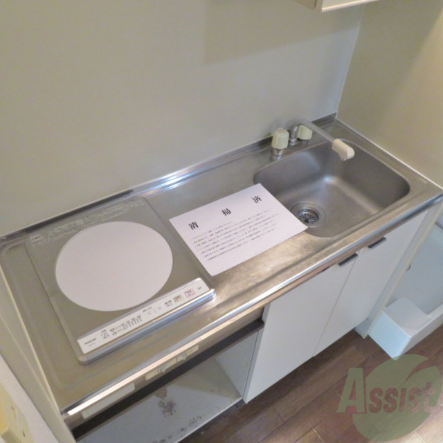 キッチン　一人暮らしには十分な広さのキッチンですね。