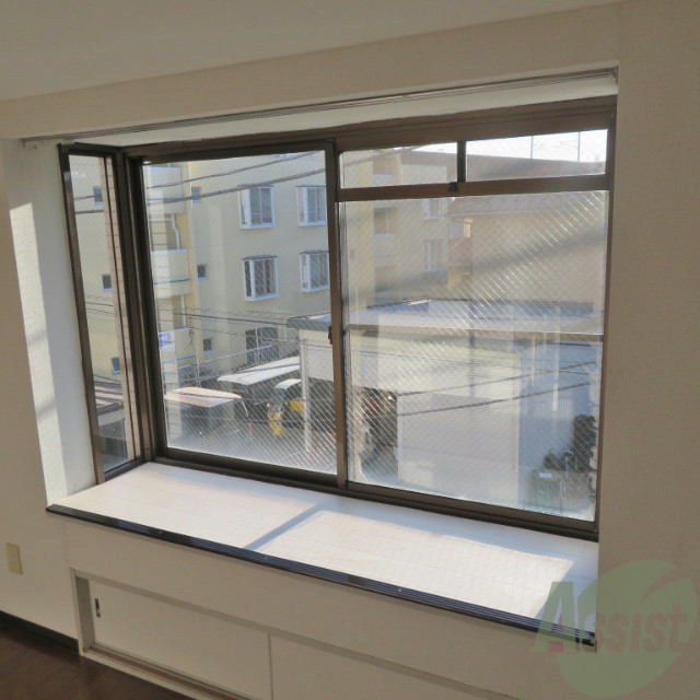 バルコニー　出窓になってるのでお部屋に開放感がありますね。