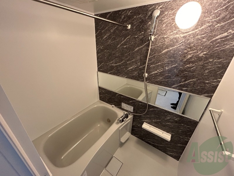 バス・シャワールーム　追い焚き機能が付いているのでいつでも温かいお風呂に入れますよ