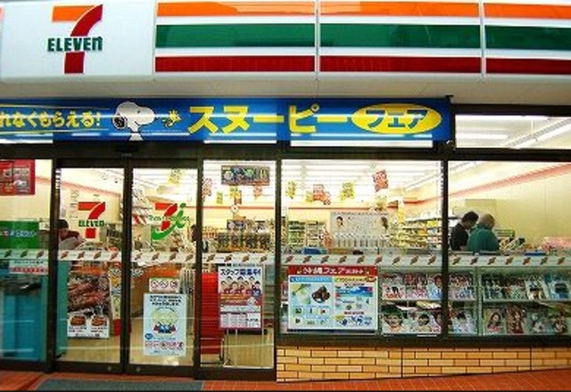 コンビニ　セブンイレブン港区海岸3丁目店（コンビニ）まで129m
