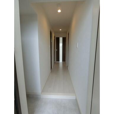 玄関　写真は同物件別号室のモデルルームとなります。