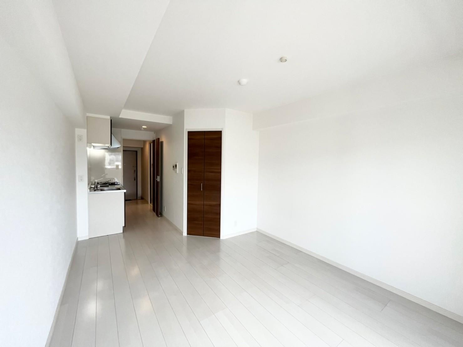 居室・リビング　写真は同物件別号室のモデルルームとなります。