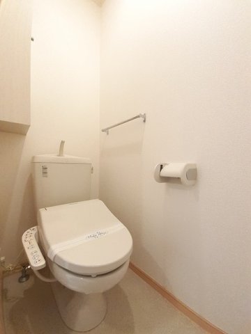 トイレ　落ち着いた色調のトイレです