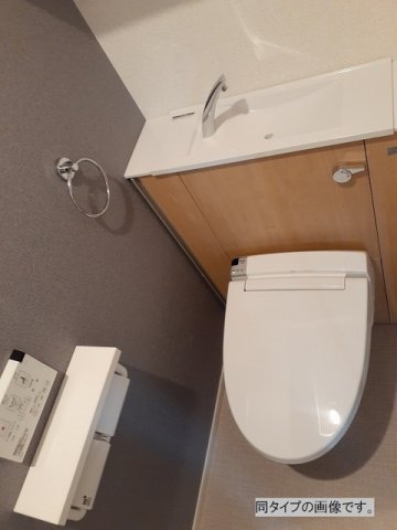 トイレ　落ち着いた色調のトイレです