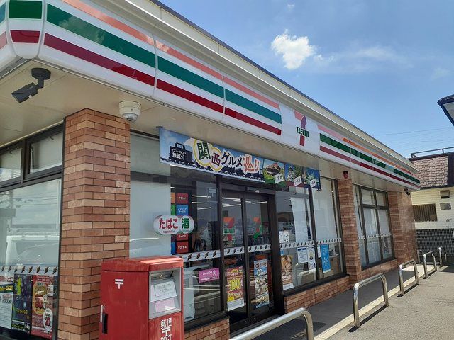 コンビニ　セブンイレブン津秦店様（コンビニ）まで550m