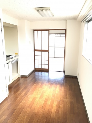 居室・リビング　同物件、別号室