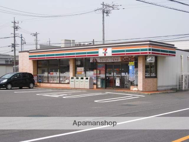 コンビニ　セブンイレブン（コンビニ）まで879m